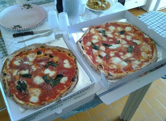 margherita con salame (sx) supermargherita (dx)
