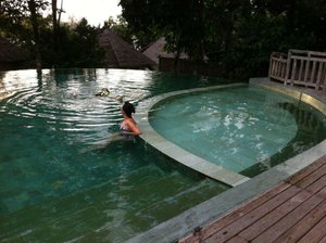 สระว่ายน้ำและชายหาด