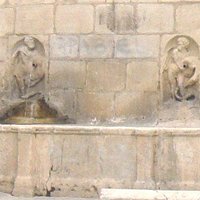 Detalle de hornacinas con niños portando anforas por las que vierte el agua