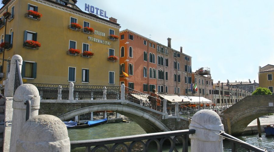 Arlecchino is an old 16Th century Venetian building