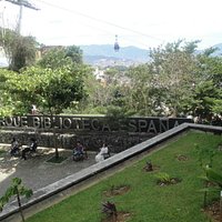 Parque Biblioteca España com Metrocable ao fundo