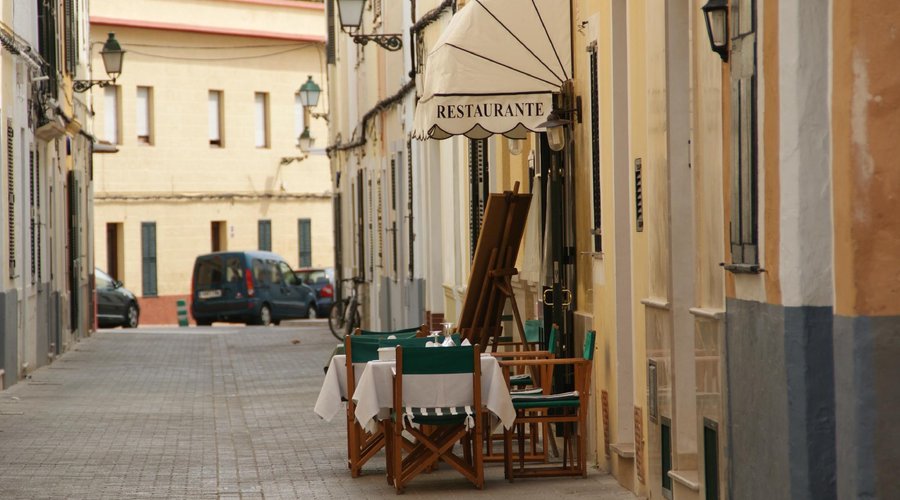 Fachada y terraza
