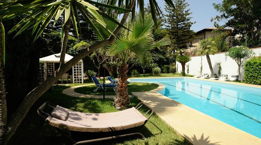 piscina di 20x6mt immersa nel verde del giardino
