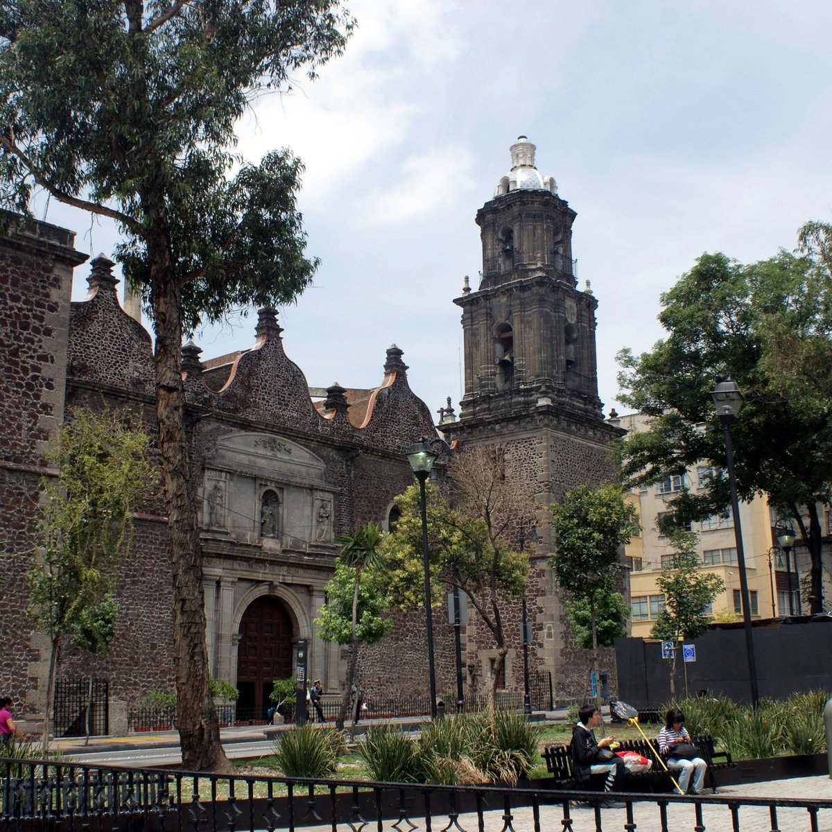 horario de apertura del centro al karama