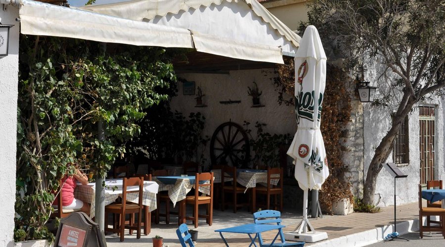 La taverna vista dalla strada
