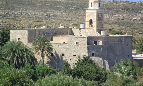 vue générale du monastère à partir de la route Vaï / Siteia
