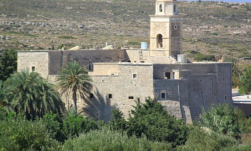 vue générale du monastère à partir de la route Vaï / Siteia
