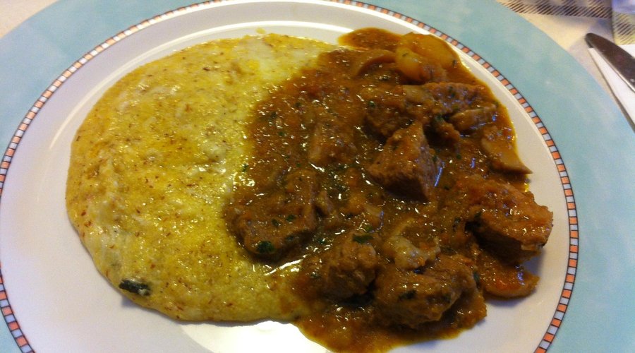 Spezzatini di vitello con funghi porcini e polenta taragna
