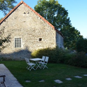 Pelouse entre chambres et parking
