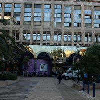 入口前の広場