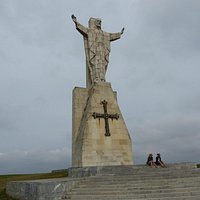 Monumento al Sagrado Corazón con la Cruz de la Victoria