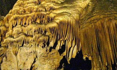Una "cascata" dentro le grotte (foto a mano libera, senza flash)
