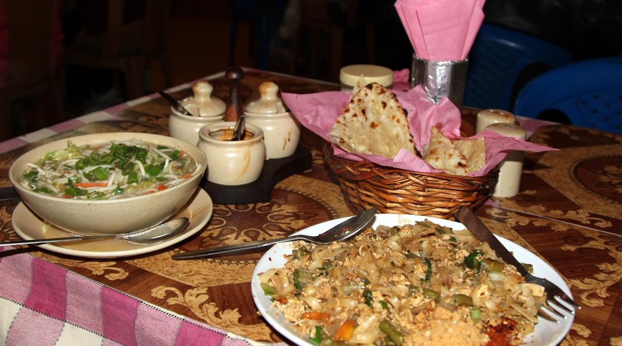Prometían el padthai (nada tenía que ver con el auténtico) y la sopa (insípida)
