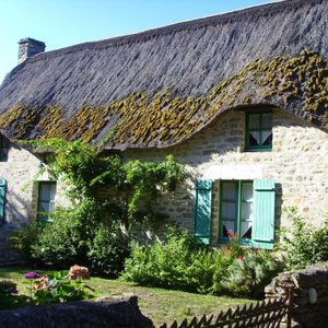 Les chambres sont situées dans cette chaumière.
