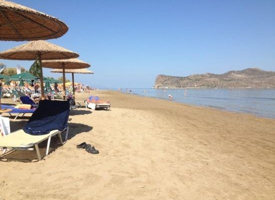 Bästa delen av stranden i Agia Marina finns nedanför Amalthia Beach Resort

