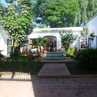 Entrada del edificio del Instituto Oaxaqueño de las Artesanías