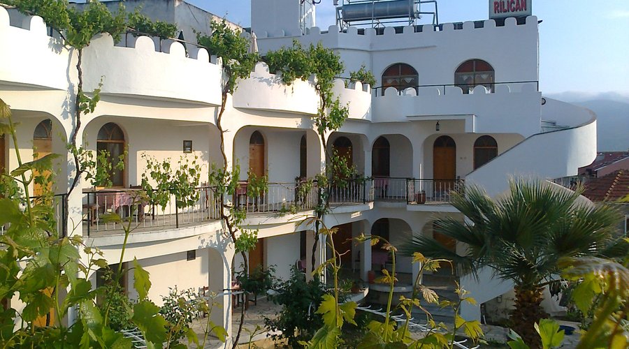 Hotel Westansicht mit Innenhof