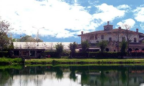 Ristorante Lago Solitudo visto dal laghetto adiacente
