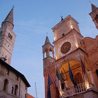 Il Municipio e il campanile del Duomo, simboli della Contrada Maggiore