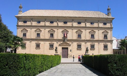 Bella fachada renacentista en la plaza Vázquez de Molina.

