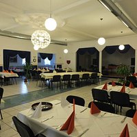 Nebensaal mit Bühnenbereich für grosse Anlässe