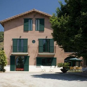 Fachada de Can Ballus y terraza de verano para tomar tu desayuno a la fresca.