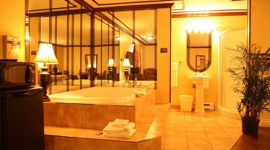 KING SUITE WITH DOUBLE WHIRLPOOL-- NO SMOKING