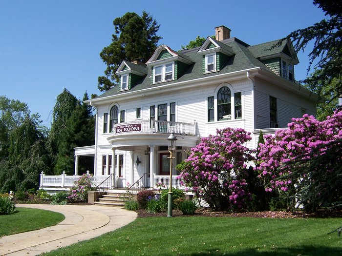 THE MATHIS HOUSE AT 600 MAIN, A BED & BREAKFAST AND VICTORIAN TEA ROOM ...