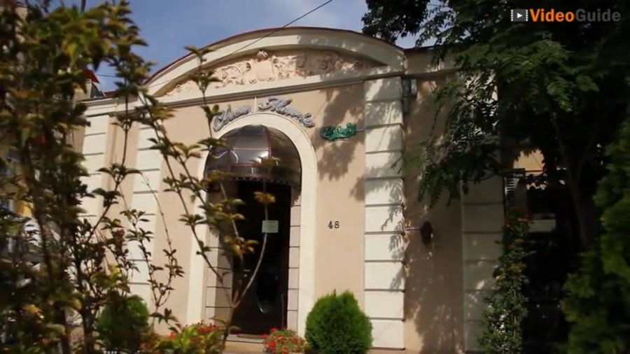The entrance
