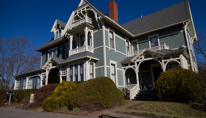 Victoria's Historic Inn - Front View