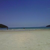 praia da enseada pela manhã