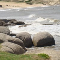 O mar apesar de frio ,o litoral tem paisagem maravilhosas.