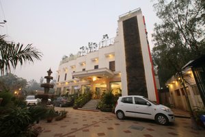 Hotel Taj Resorts in Agra, image may contain: Villa, Hotel, Resort, Car