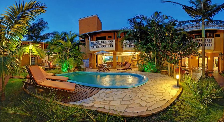 Área de convivência, piscina e jardim.