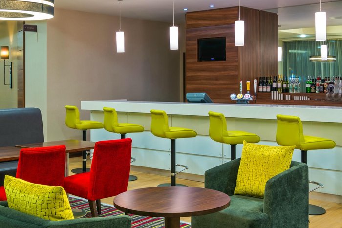 Hampton by Hilton London Luton Airport – Bar oder Lounge: Fotos und ...