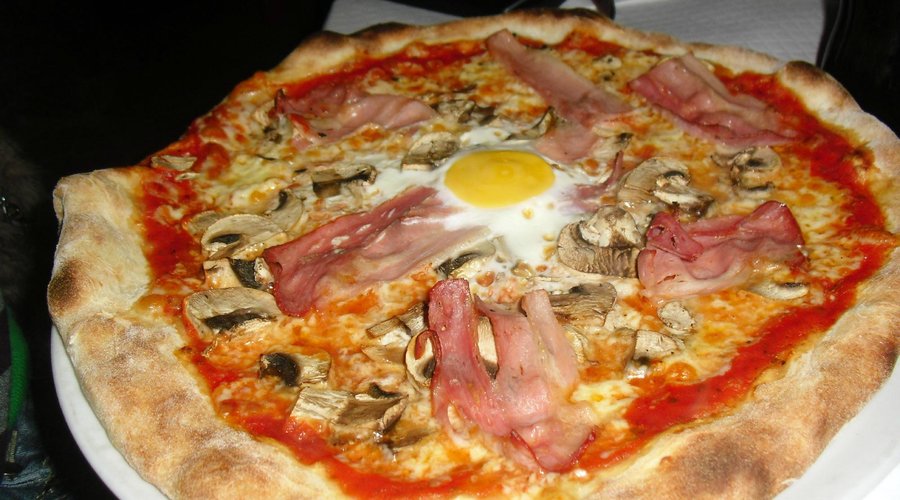 pizza con huevo
