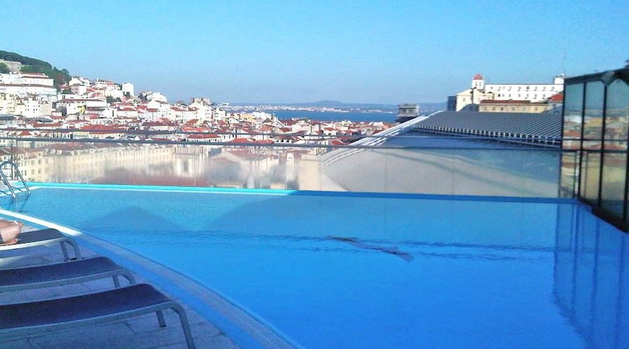 Small but spectacular rooftop pool . Great views.
