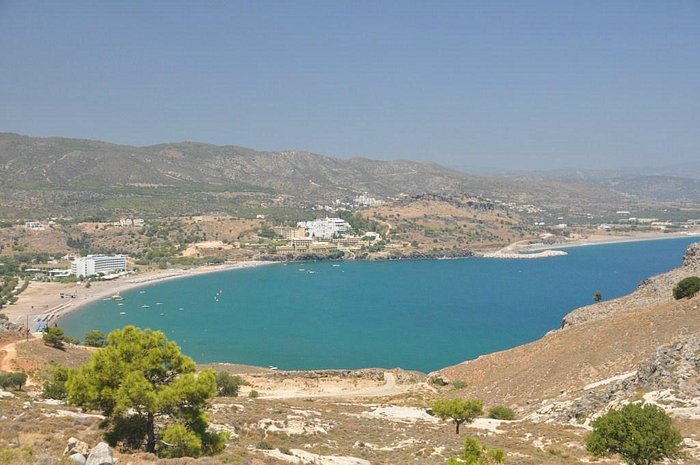 La Spiaggia Kalathos di Rodi in fondo  e Vlicha sulla sinistra