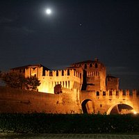 La Rocca Sforzesca di notte
