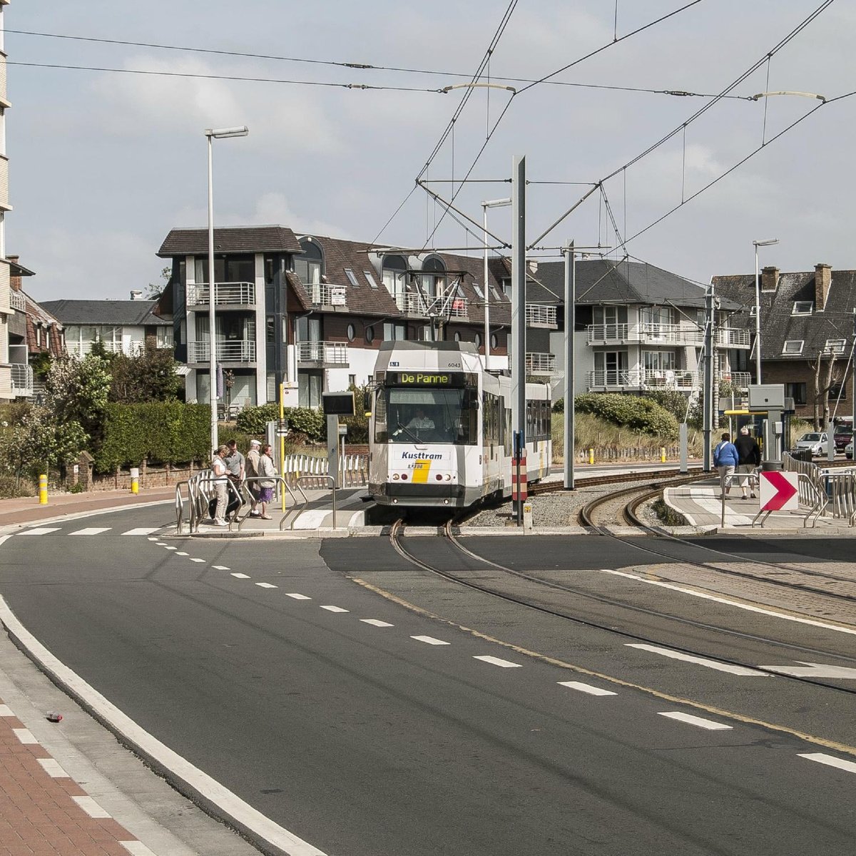 How to get to Media Markt in Oostende by Light Rail, Bus or Train?