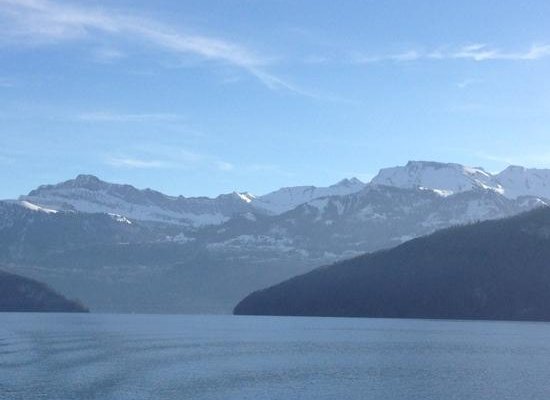 vista dos montes nevados em torno do lago Lucerne

