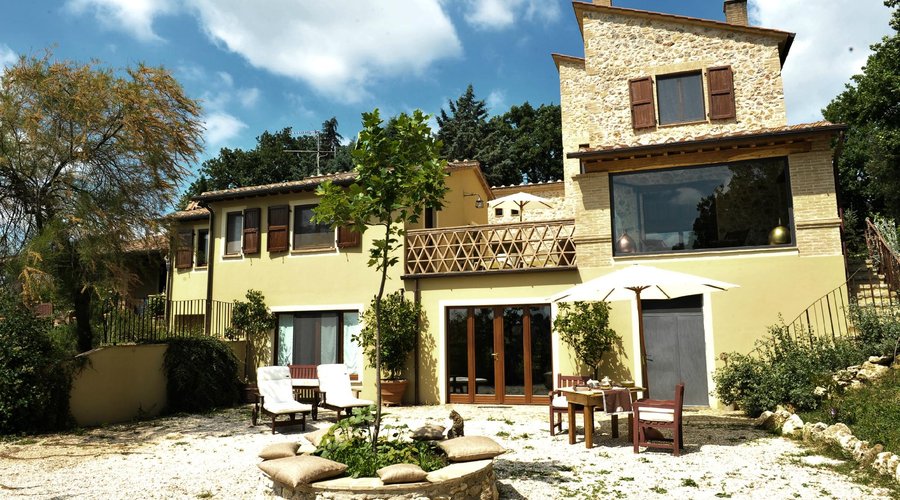 il casale con in evidenza la veranda solarium