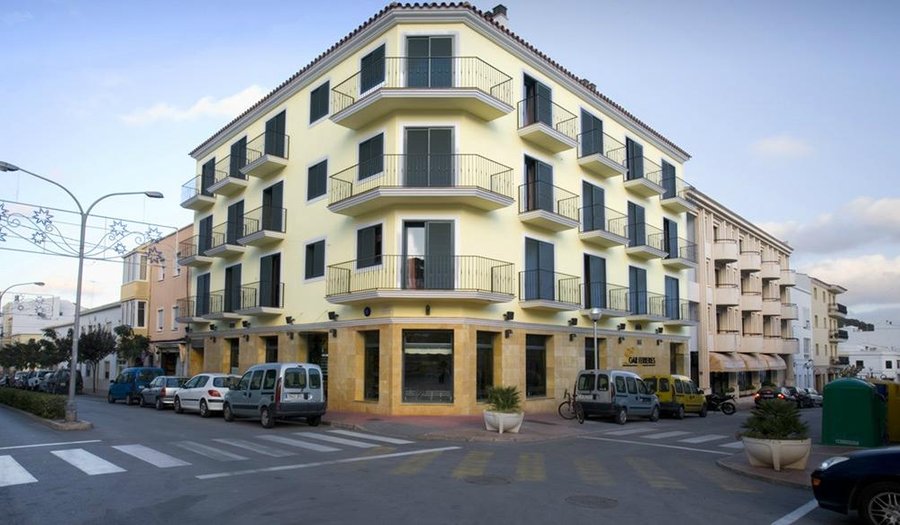 Fachada del Hotel y los Apartamentos