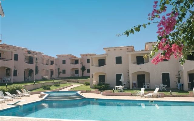 La piscina e gli appartamenti