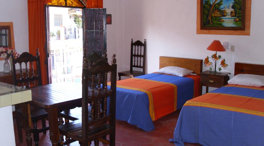 Habitaciòn con cocina y balcon a la calle.