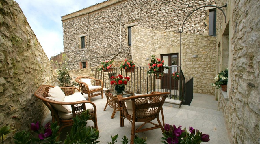 cortile fiorito primo piano