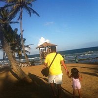 linda praia perfeita para crianças e adultos