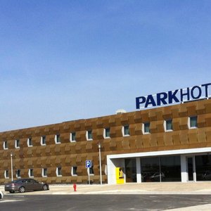 Park Hotel Porto Aeroporto in Maia, image may contain: Office Building, Building, Hotel, Car