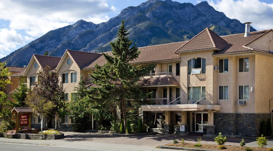 The Red Carpet Inn- Norquay Mountain looming