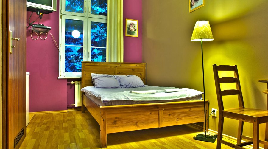 Double room with a small kitchen, bathroom and TV